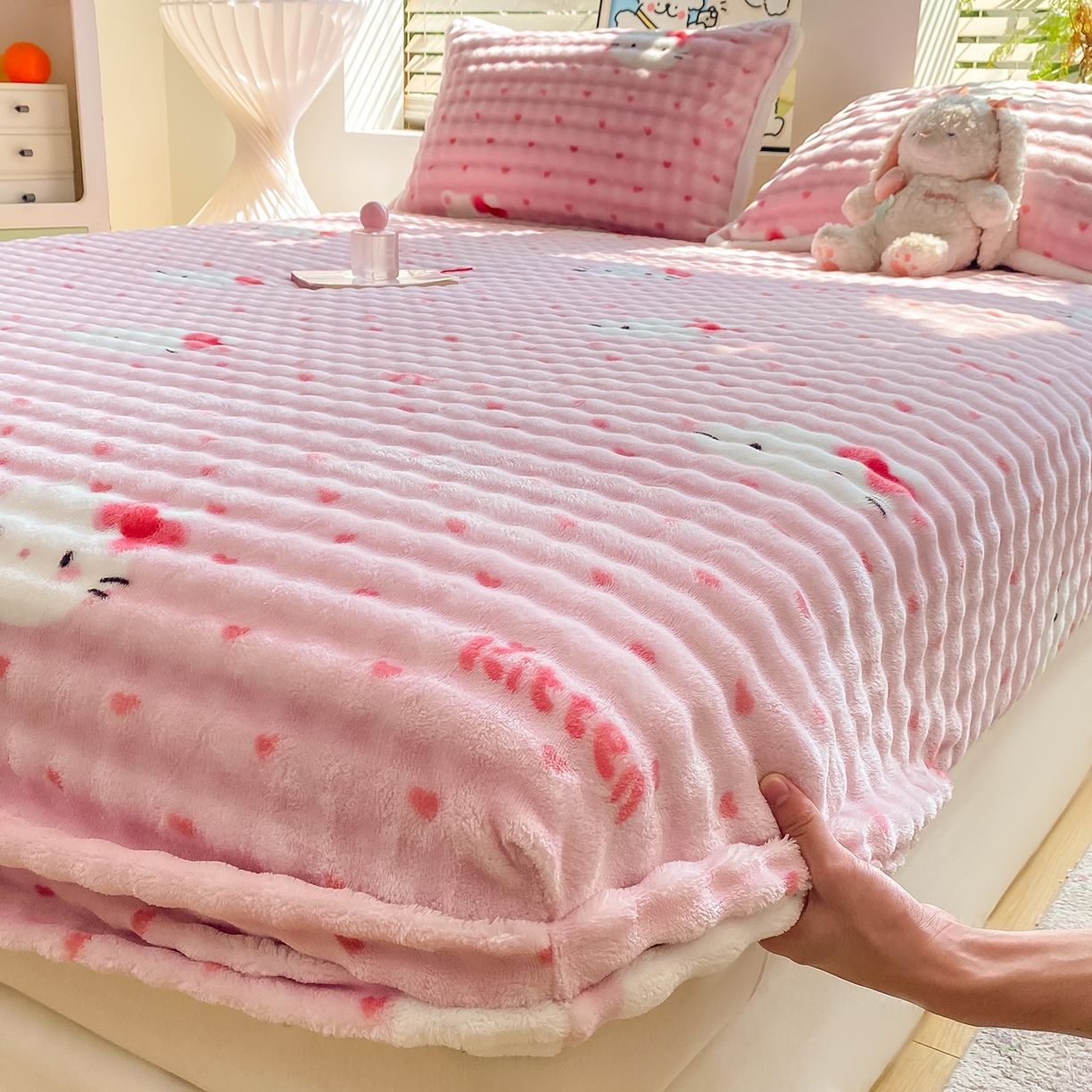 91家纺网 家纺一手货源 找家纺 眠势力 2025新款暖绒泡泡床笠单件冬季保暖床罩牛奶绒床垫保护套 爱心KT【暖绒泡泡床笠】