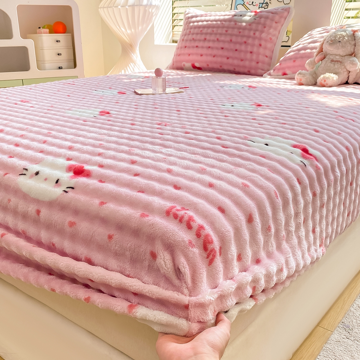 91家纺网 家纺一手货源 找家纺 眠势力 2025新款暖绒泡泡床笠单件冬季保暖床罩牛奶绒床垫保护套 爱心KT【暖绒泡泡床笠】