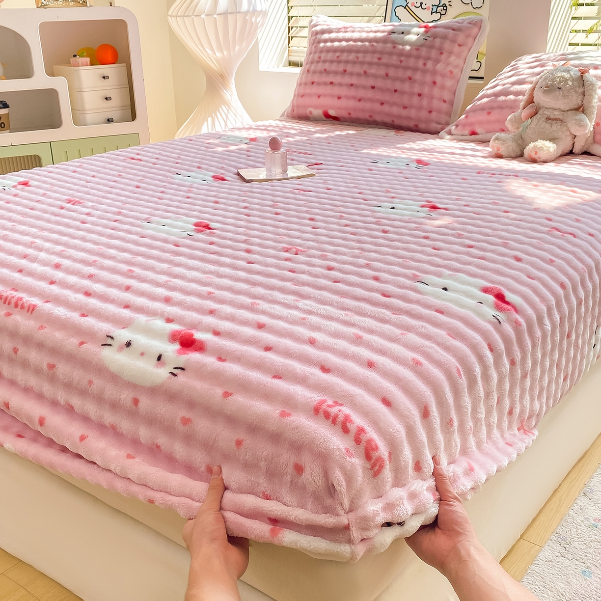 91家纺网 家纺一手货源 找家纺 眠势力 2025新款暖绒泡泡床笠单件冬季保暖床罩牛奶绒床垫保护套 爱心KT【暖绒泡泡床笠】