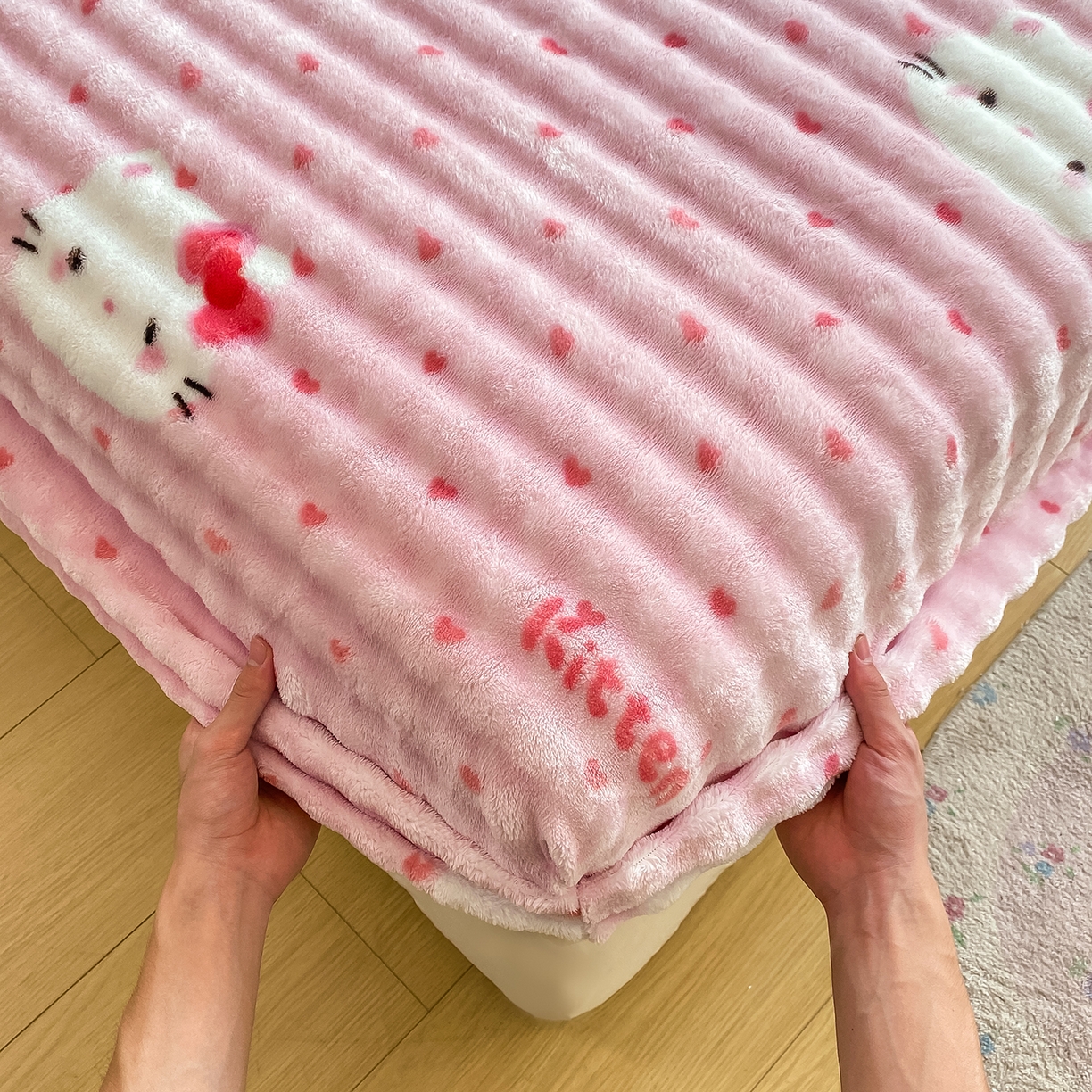 91家纺网 家纺一手货源 找家纺 眠势力 2025新款暖绒泡泡床笠单件冬季保暖床罩牛奶绒床垫保护套 爱心KT【暖绒泡泡床笠】