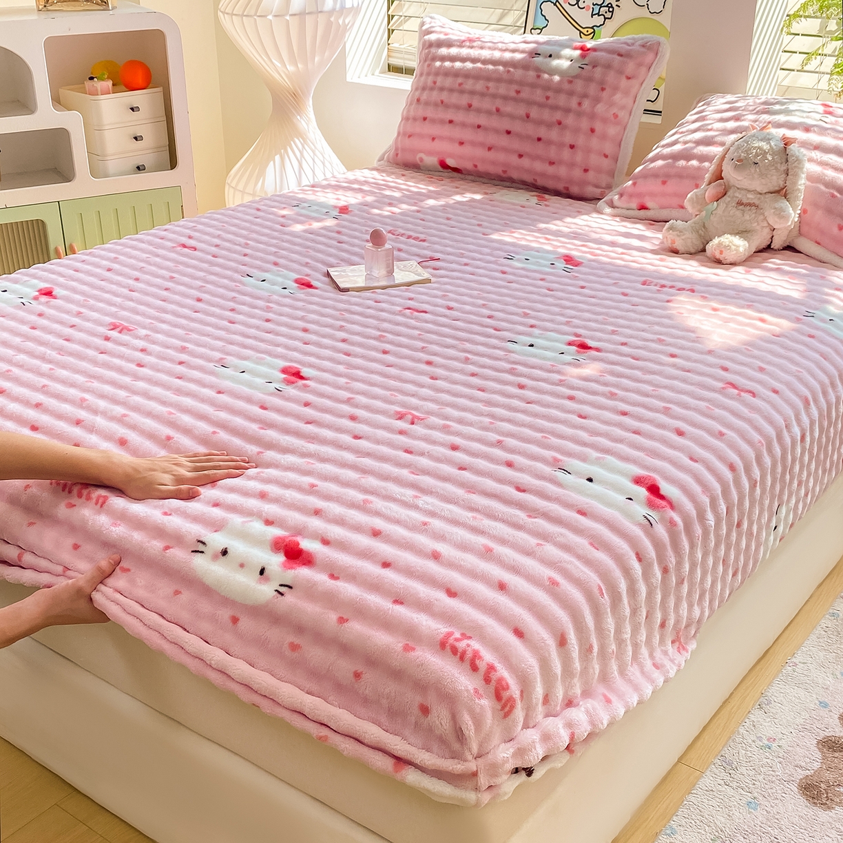 91家纺网 家纺一手货源 找家纺 眠势力 2025新款暖绒泡泡床笠单件冬季保暖床罩牛奶绒床垫保护套 爱心KT【暖绒泡泡床笠】