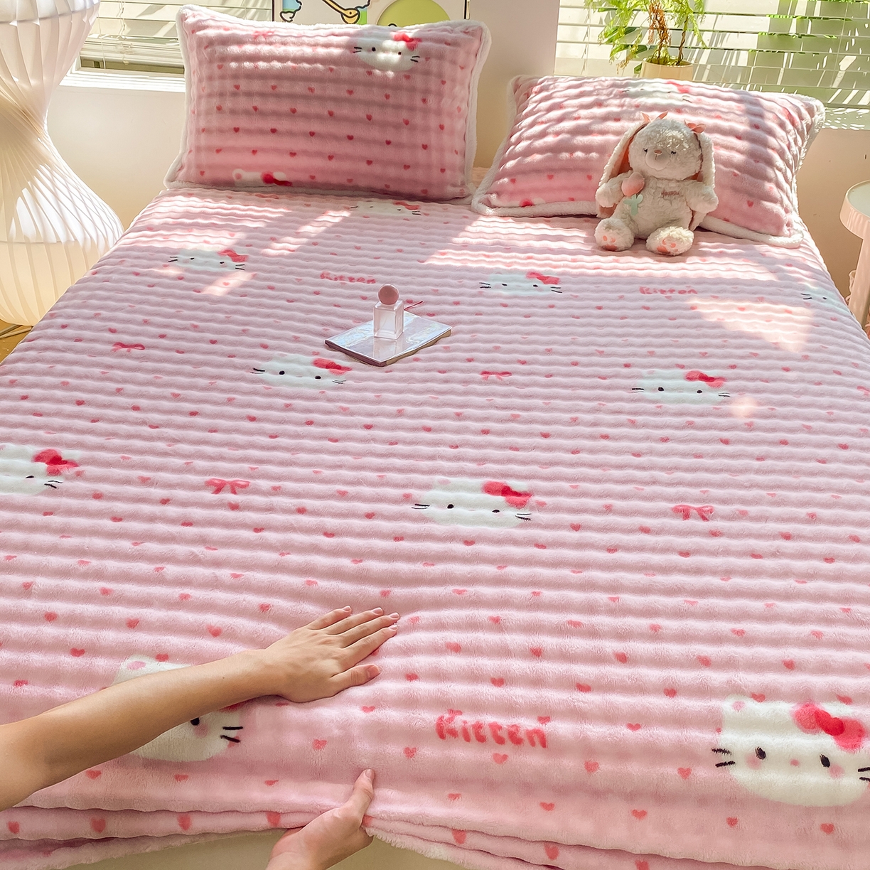 91家纺网 家纺一手货源 找家纺 眠势力 2025新款暖绒泡泡床笠单件冬季保暖床罩牛奶绒床垫保护套 爱心KT【暖绒泡泡床笠】