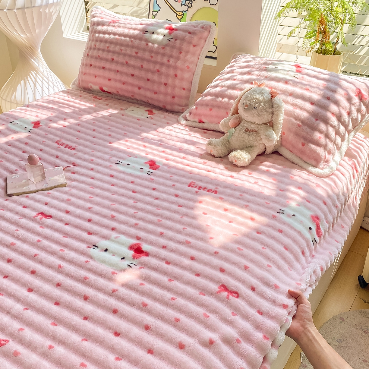 91家纺网 家纺一手货源 找家纺 眠势力 2025新款暖绒泡泡床笠单件冬季保暖床罩牛奶绒床垫保护套 爱心KT【暖绒泡泡床笠】