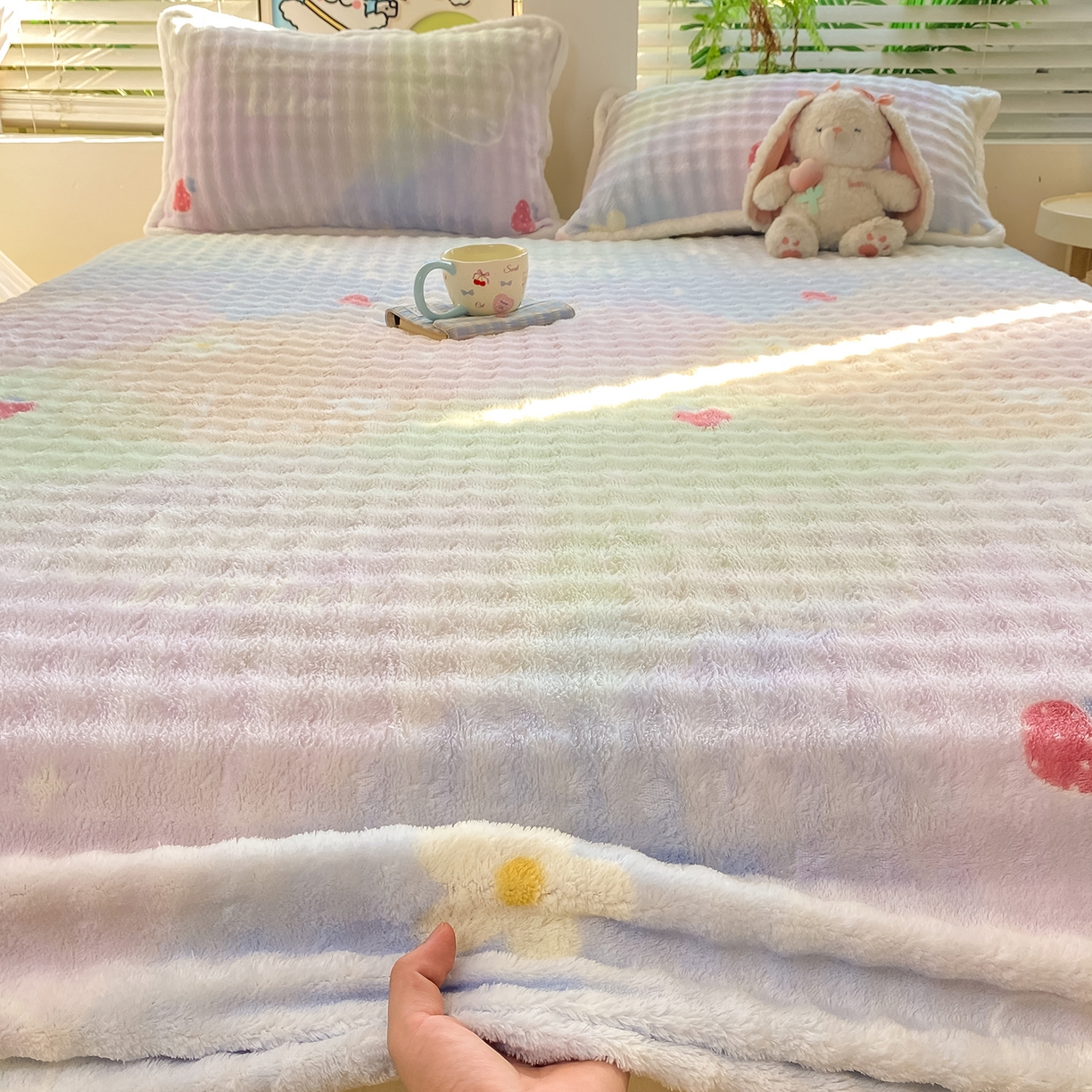 91家纺网 家纺一手货源 找家纺 眠势力 2025新款暖绒泡泡床笠单件冬季保暖床罩牛奶绒床垫保护套 草莓KT【暖绒泡泡床笠】