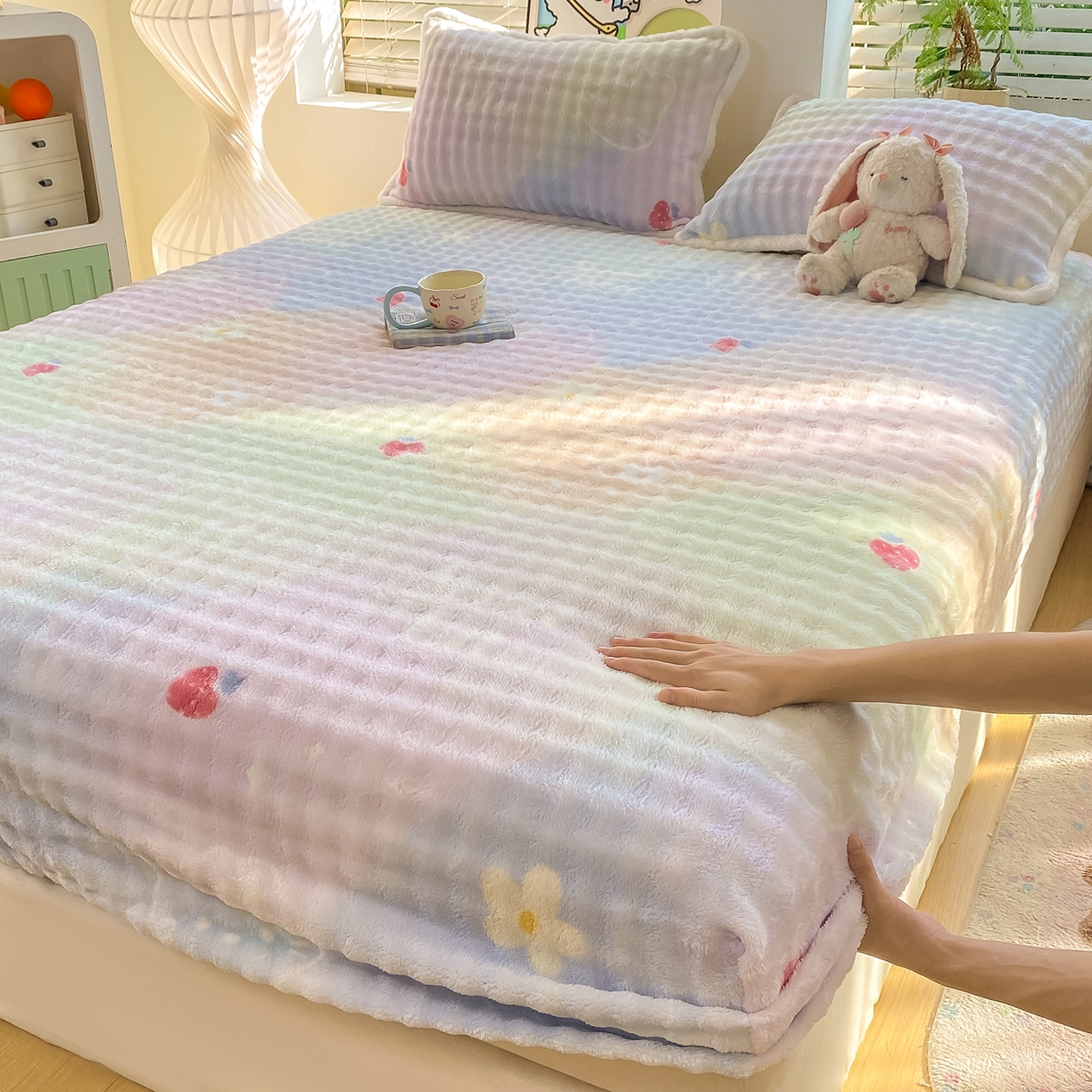 91家纺网 家纺一手货源 找家纺 眠势力 2025新款暖绒泡泡床笠单件冬季保暖床罩牛奶绒床垫保护套 草莓KT【暖绒泡泡床笠】