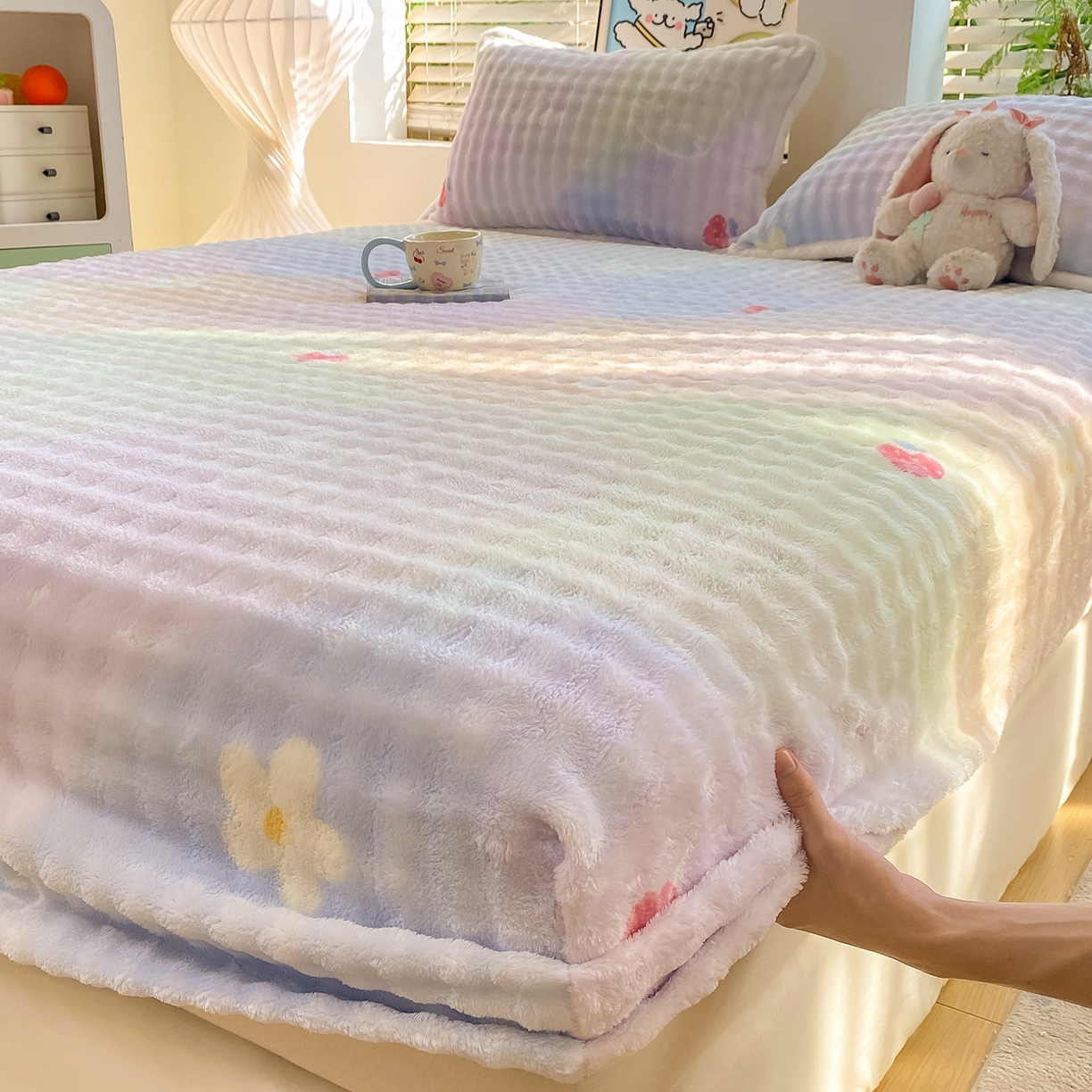 91家纺网 家纺一手货源 找家纺 眠势力 2025新款暖绒泡泡床笠单件冬季保暖床罩牛奶绒床垫保护套 草莓KT【暖绒泡泡床笠】