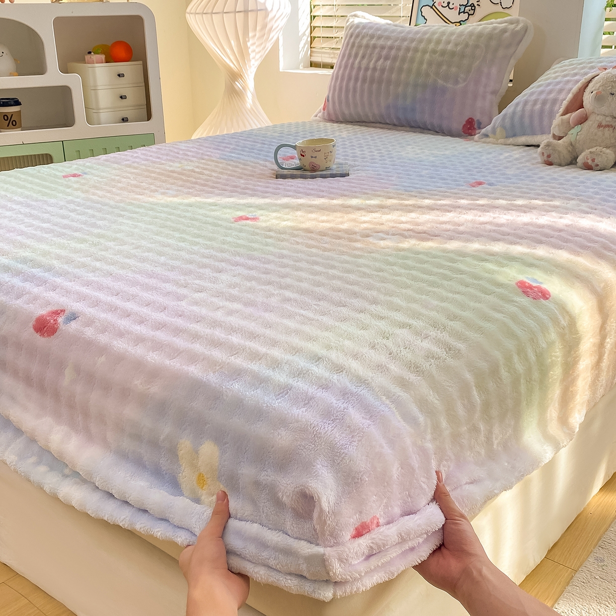 91家纺网 家纺一手货源 找家纺 眠势力 2025新款暖绒泡泡床笠单件冬季保暖床罩牛奶绒床垫保护套 草莓KT【暖绒泡泡床笠】