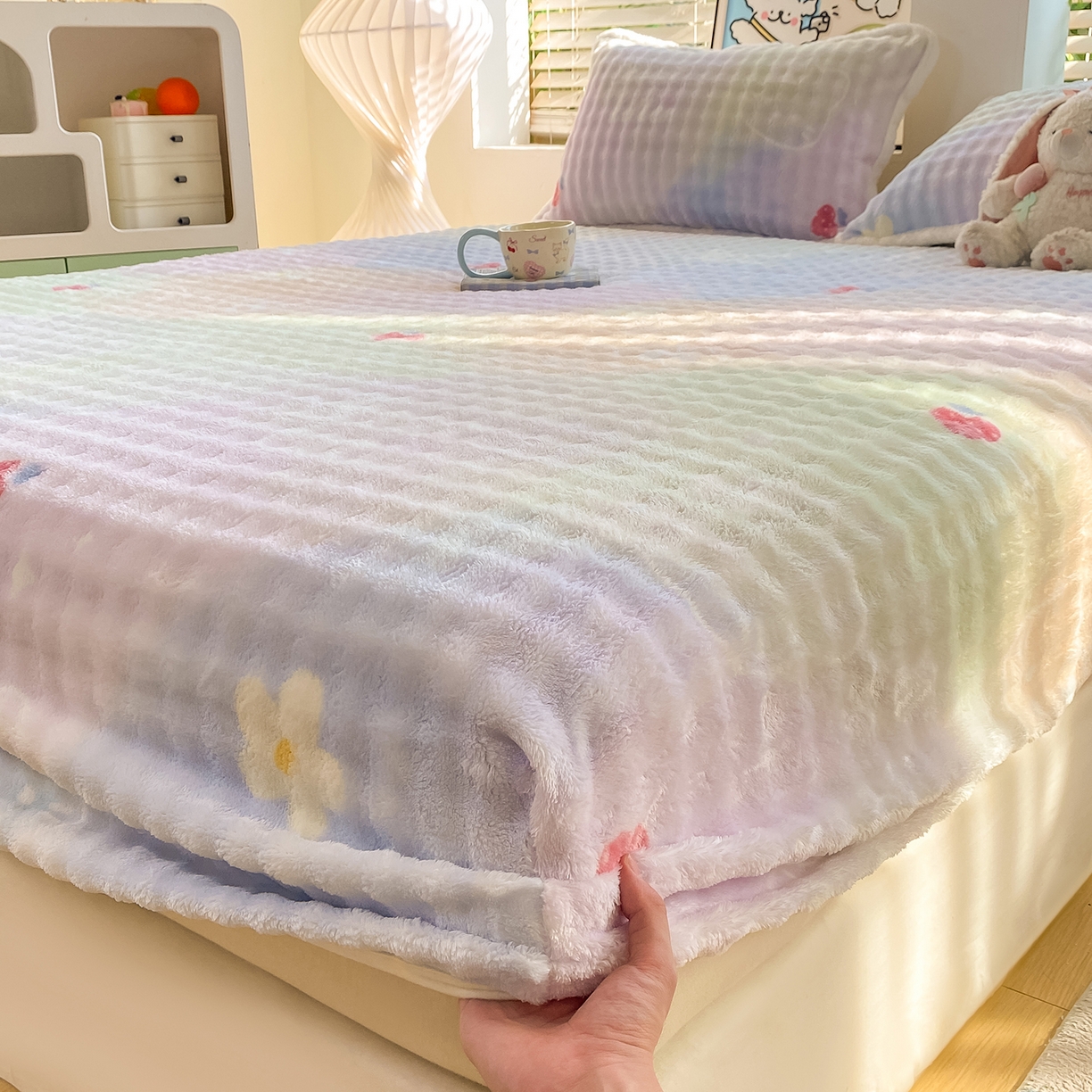 91家纺网 家纺一手货源 找家纺 眠势力 2025新款暖绒泡泡床笠单件冬季保暖床罩牛奶绒床垫保护套 草莓KT【暖绒泡泡床笠】