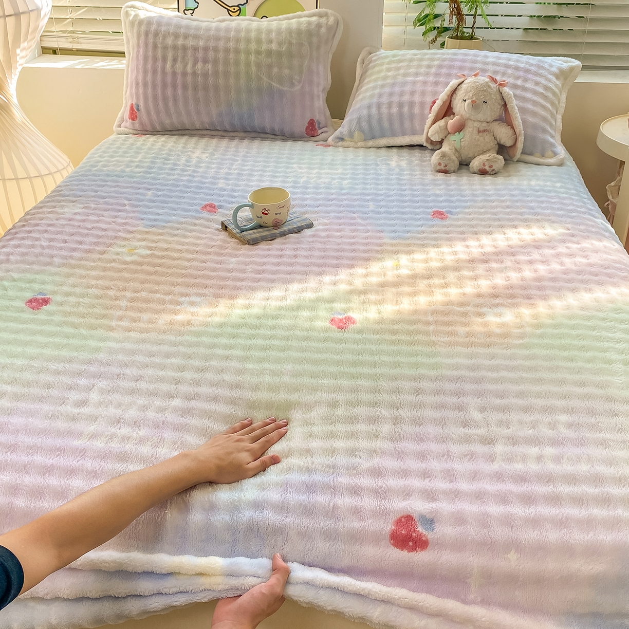 91家纺网 家纺一手货源 找家纺 眠势力 2025新款暖绒泡泡床笠单件冬季保暖床罩牛奶绒床垫保护套 草莓KT【暖绒泡泡床笠】