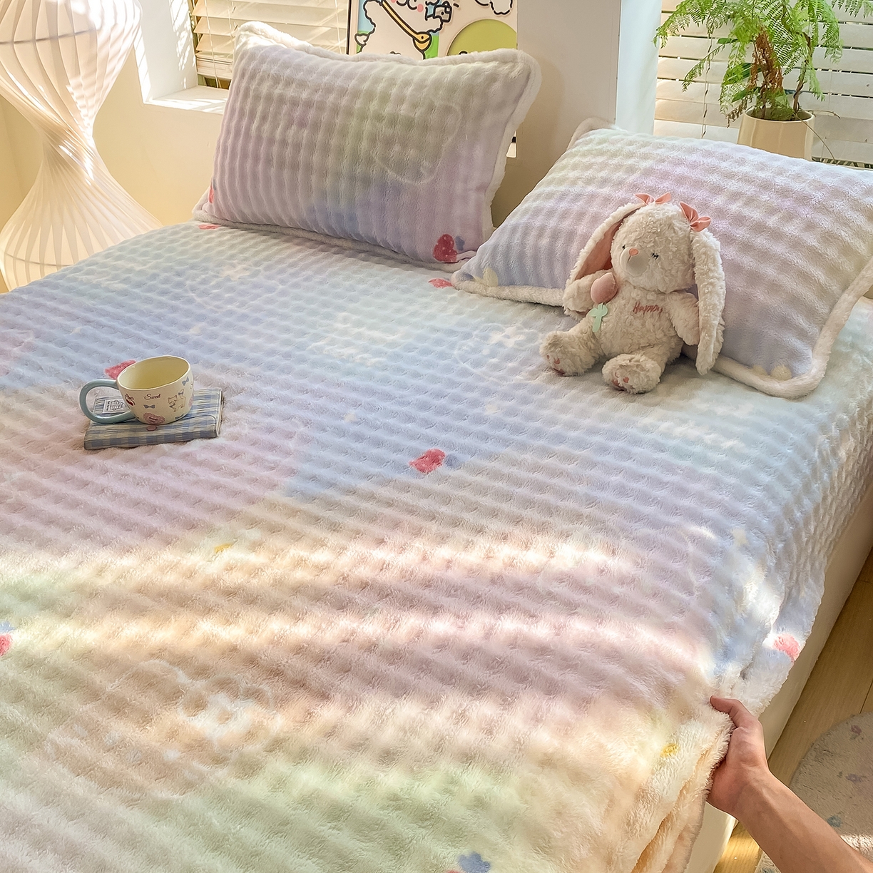 91家纺网 家纺一手货源 找家纺 眠势力 2025新款暖绒泡泡床笠单件冬季保暖床罩牛奶绒床垫保护套 草莓KT【暖绒泡泡床笠】