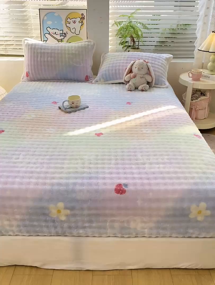 91家纺网 家纺一手货源 找家纺 眠势力 2025新款暖绒泡泡床笠单件冬季保暖床罩牛奶绒床垫保护套 草莓KT【暖绒泡泡床笠】