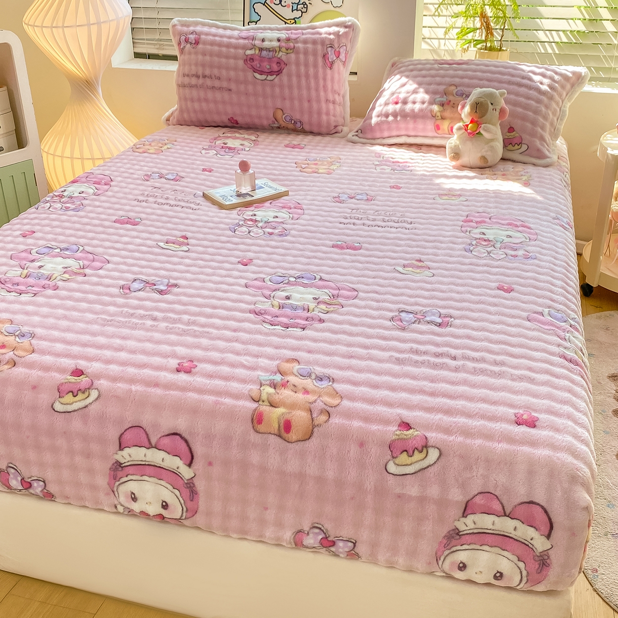 91家纺网 家纺一手货源 找家纺 眠势力 2025新款暖绒泡泡床笠单件冬季保暖床罩牛奶绒床垫保护套 蛋糕兔兔【暖绒泡泡床笠】