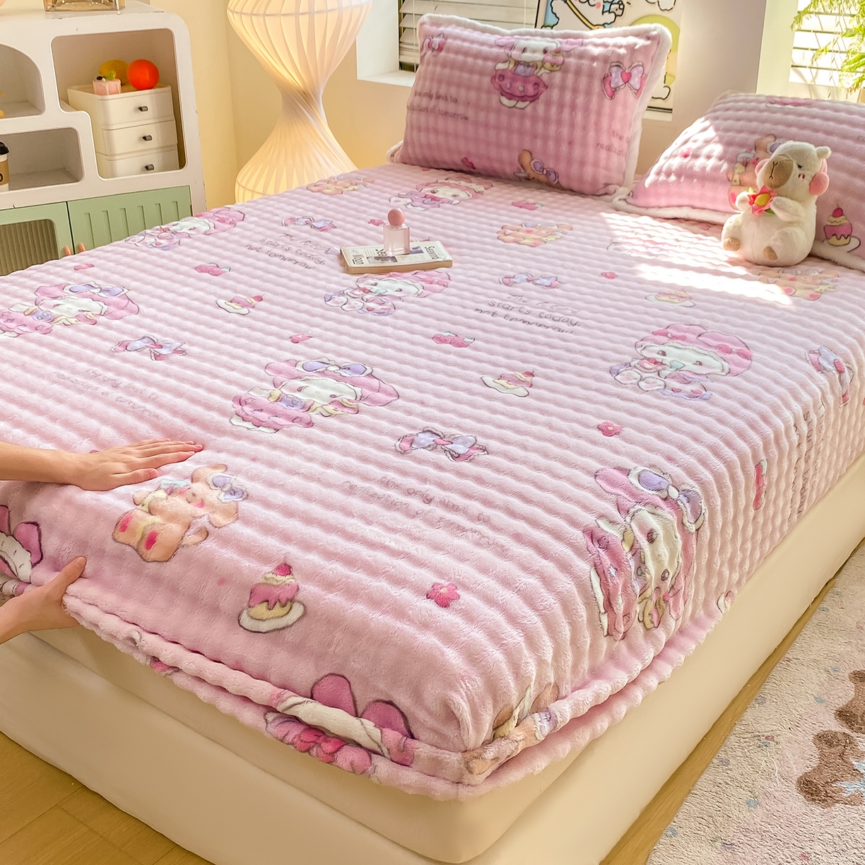 91家纺网 家纺一手货源 找家纺 眠势力 2025新款暖绒泡泡床笠单件冬季保暖床罩牛奶绒床垫保护套 蛋糕兔兔【暖绒泡泡床笠】