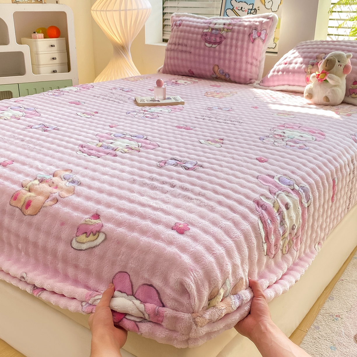 91家纺网 家纺一手货源 找家纺 眠势力 2025新款暖绒泡泡床笠单件冬季保暖床罩牛奶绒床垫保护套 蛋糕兔兔【暖绒泡泡床笠】