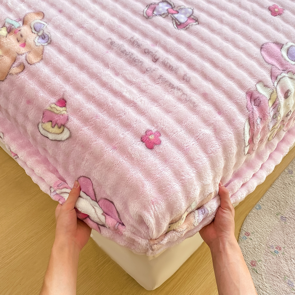 91家纺网 家纺一手货源 找家纺 眠势力 2025新款暖绒泡泡床笠单件冬季保暖床罩牛奶绒床垫保护套 蛋糕兔兔【暖绒泡泡床笠】