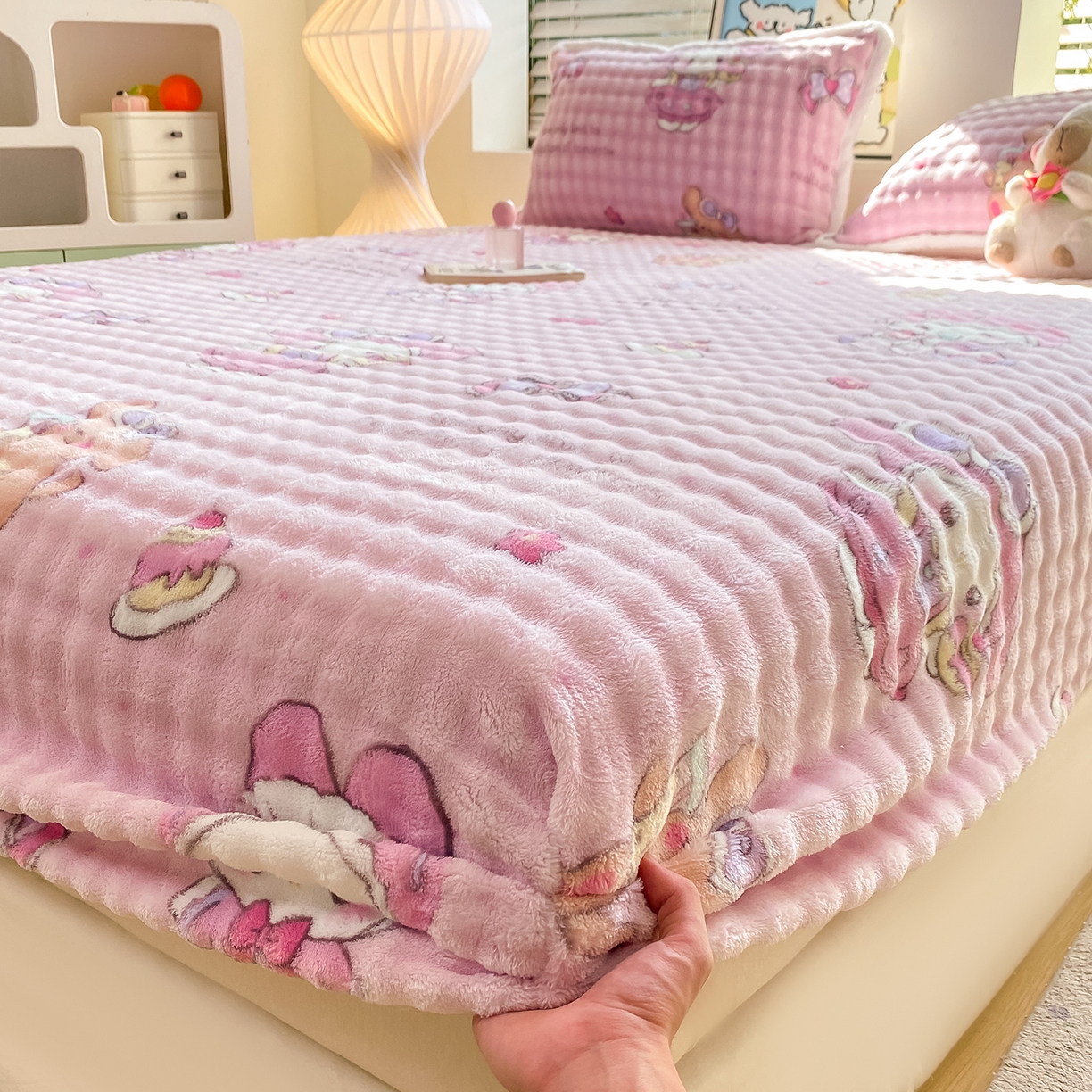 91家纺网 家纺一手货源 找家纺 眠势力 2025新款暖绒泡泡床笠单件冬季保暖床罩牛奶绒床垫保护套 蛋糕兔兔【暖绒泡泡床笠】