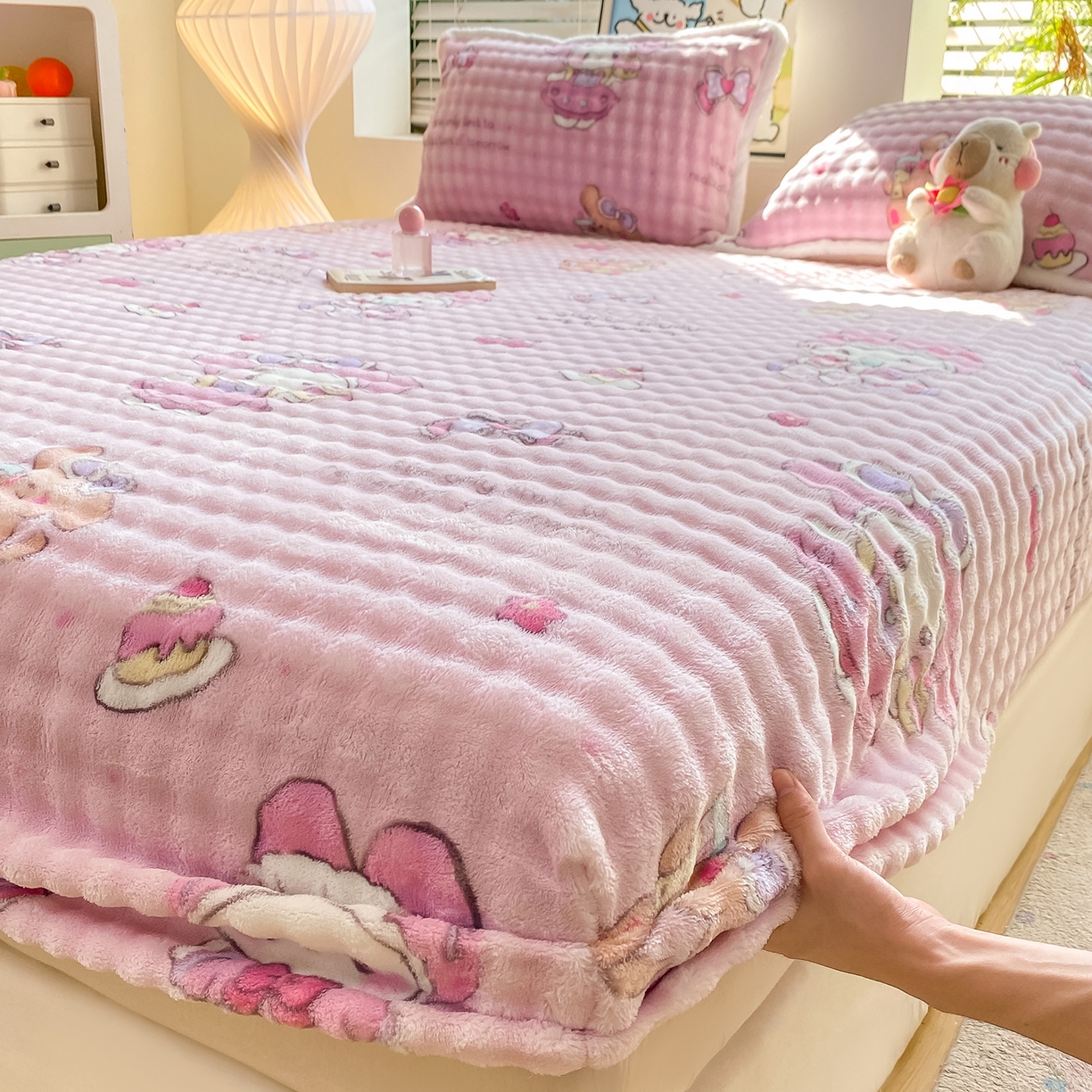 91家纺网 家纺一手货源 找家纺 眠势力 2025新款暖绒泡泡床笠单件冬季保暖床罩牛奶绒床垫保护套 蛋糕兔兔【暖绒泡泡床笠】