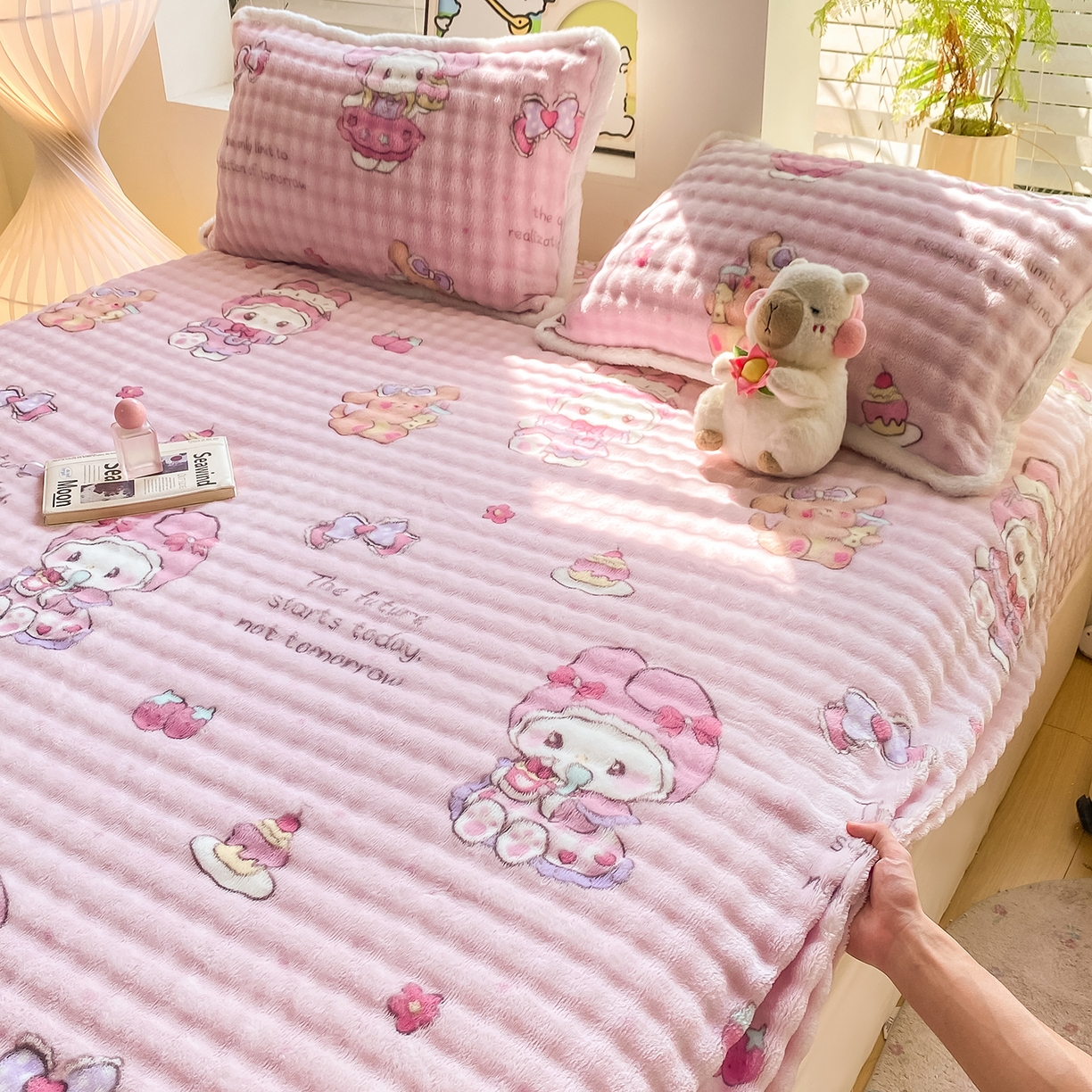 91家纺网 家纺一手货源 找家纺 眠势力 2025新款暖绒泡泡床笠单件冬季保暖床罩牛奶绒床垫保护套 蛋糕兔兔【暖绒泡泡床笠】