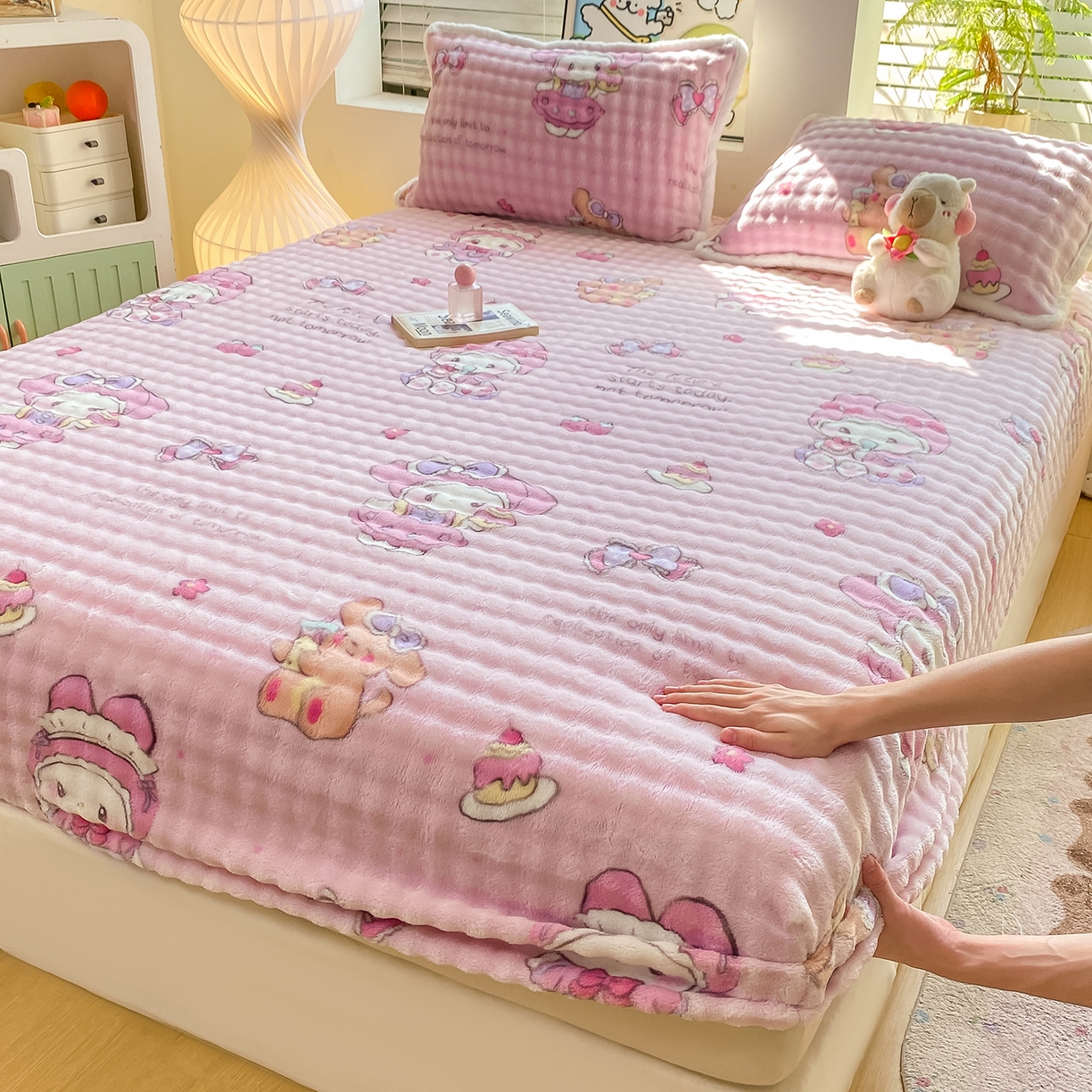 91家纺网 家纺一手货源 找家纺 眠势力 2025新款暖绒泡泡床笠单件冬季保暖床罩牛奶绒床垫保护套 蛋糕兔兔【暖绒泡泡床笠】