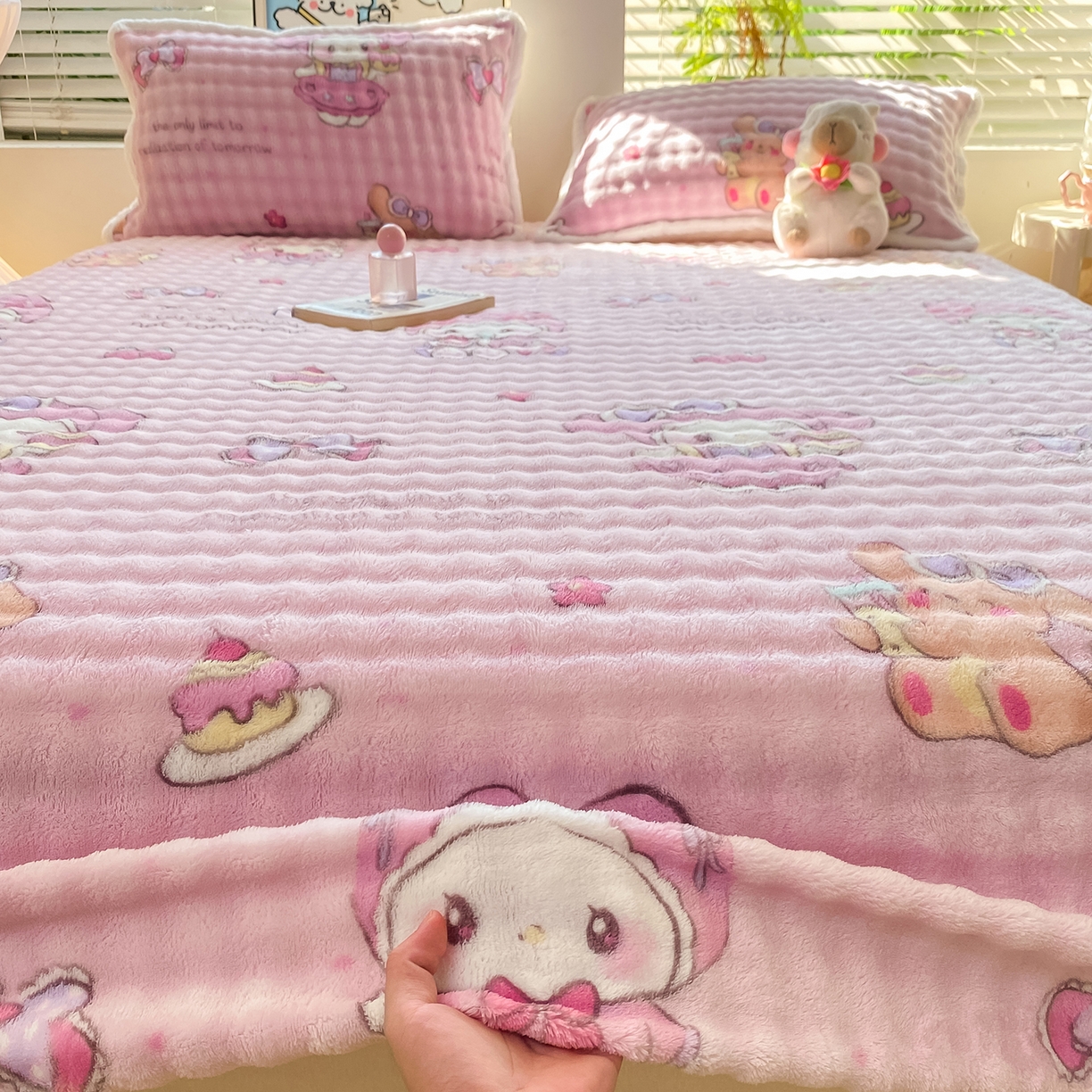 91家纺网 家纺一手货源 找家纺 眠势力 2025新款暖绒泡泡床笠单件冬季保暖床罩牛奶绒床垫保护套 蛋糕兔兔【暖绒泡泡床笠】