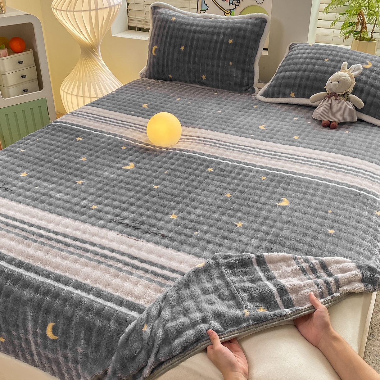 91家纺网 家纺一手货源 找家纺 眠势力 2025新款暖绒泡泡床笠单件冬季保暖床罩牛奶绒床垫保护套 繁星【暖绒泡泡床笠】