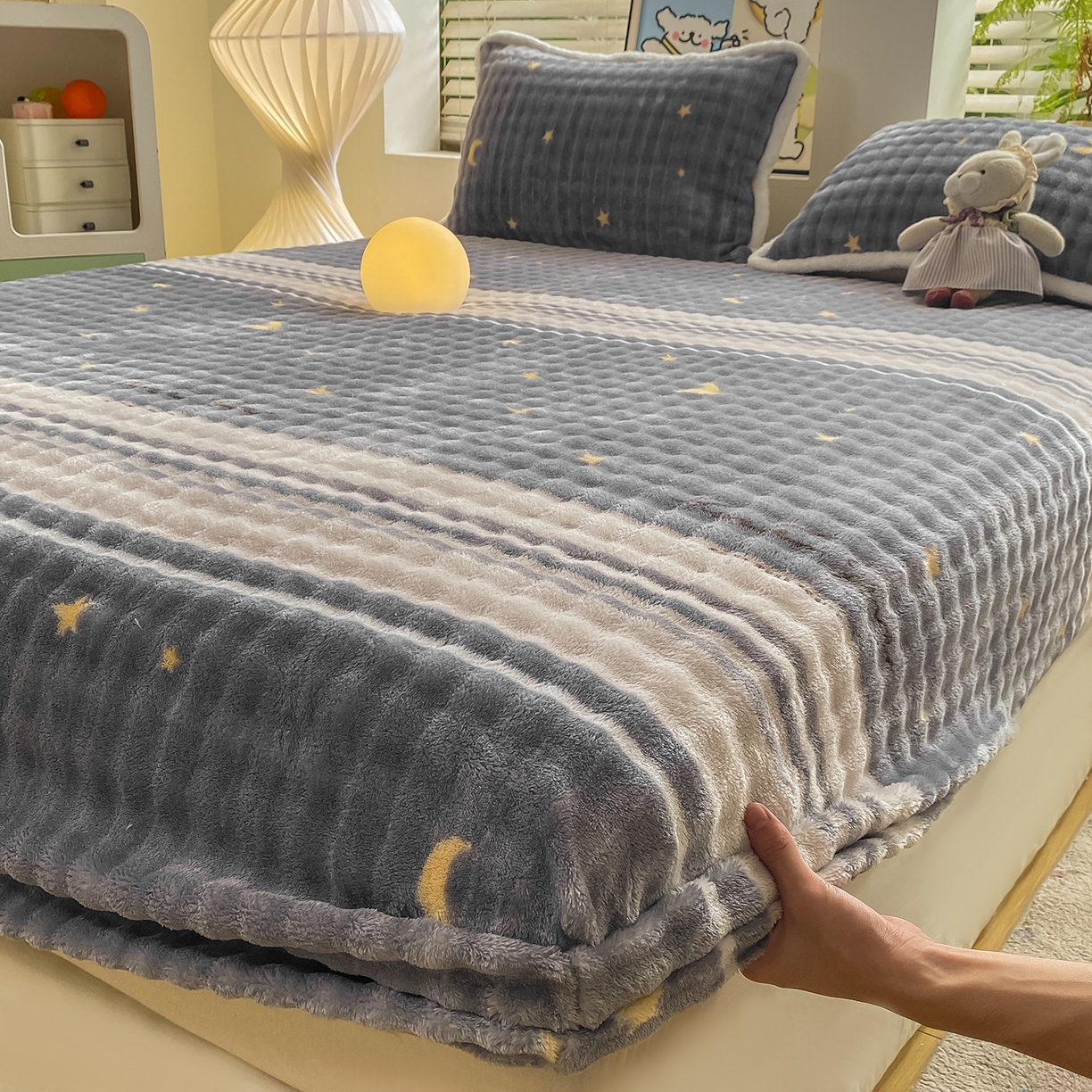 91家纺网 家纺一手货源 找家纺 眠势力 2025新款暖绒泡泡床笠单件冬季保暖床罩牛奶绒床垫保护套 繁星【暖绒泡泡床笠】