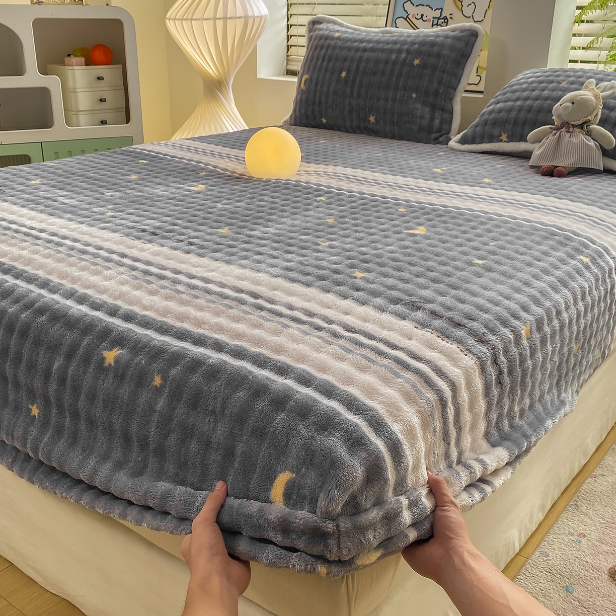 91家纺网 家纺一手货源 找家纺 眠势力 2025新款暖绒泡泡床笠单件冬季保暖床罩牛奶绒床垫保护套 繁星【暖绒泡泡床笠】