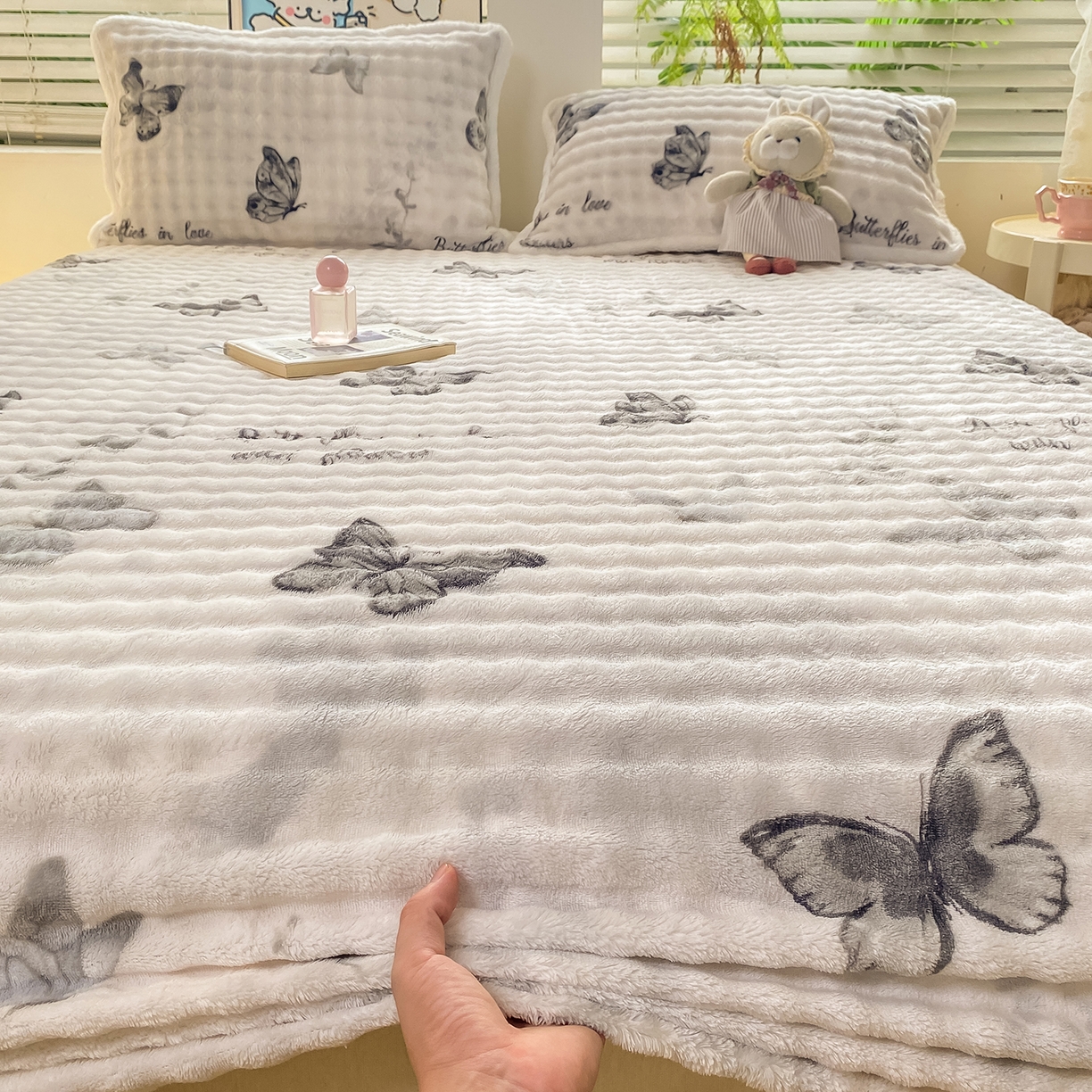 91家纺网 家纺一手货源 找家纺 眠势力 2025新款暖绒泡泡床笠单件冬季保暖床罩牛奶绒床垫保护套 蝴蝶梦境【暖绒泡泡床笠】
