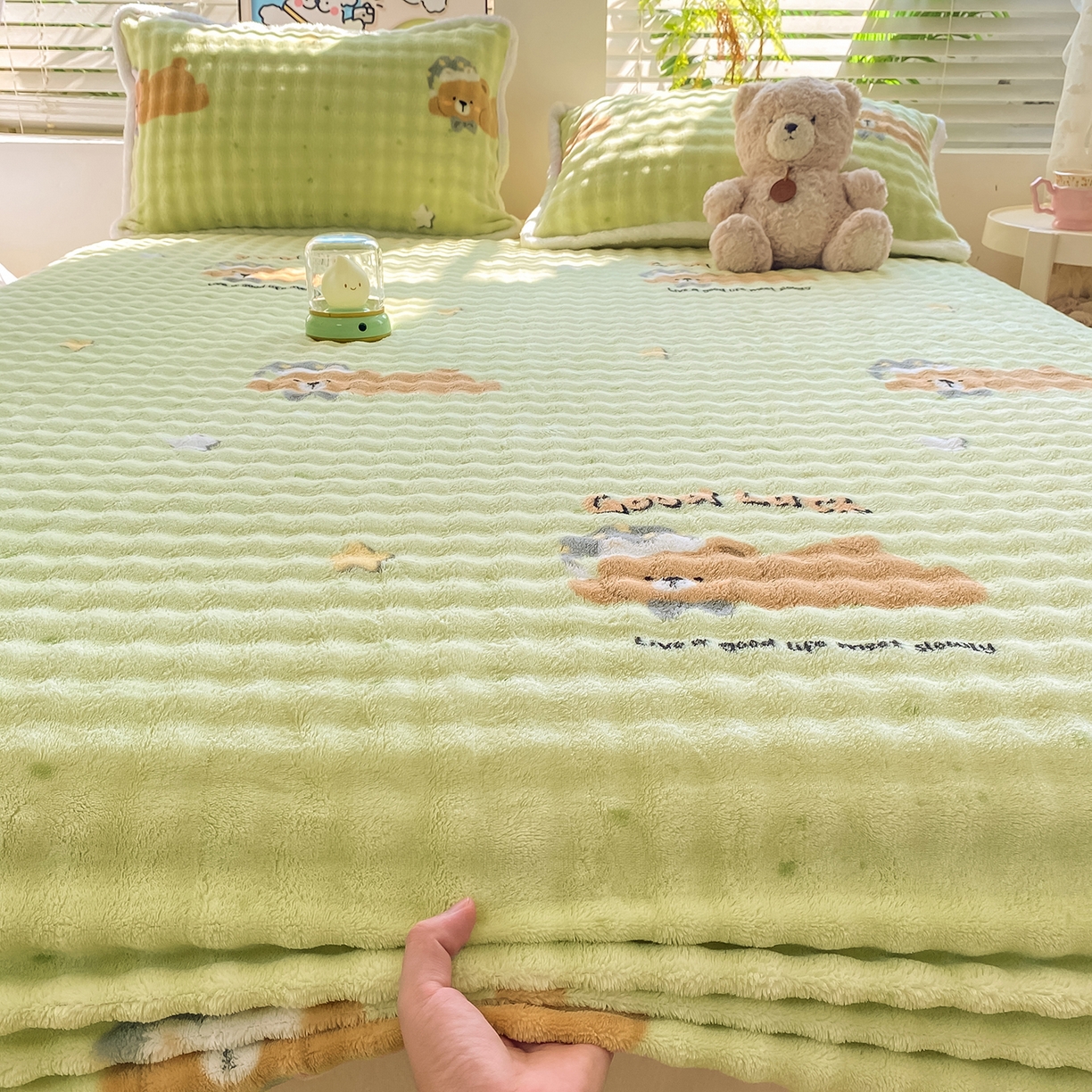 91家纺网 家纺一手货源 找家纺 眠势力 2025新款暖绒泡泡床笠单件冬季保暖床罩牛奶绒床垫保护套 帽子小熊【暖绒泡泡床笠】