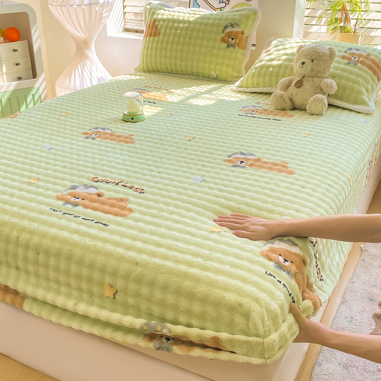 91家纺网 家纺一手货源 找家纺 眠势力 2025新款暖绒泡泡床笠单件冬季保暖床罩牛奶绒床垫保护套 帽子小熊【暖绒泡泡床笠】