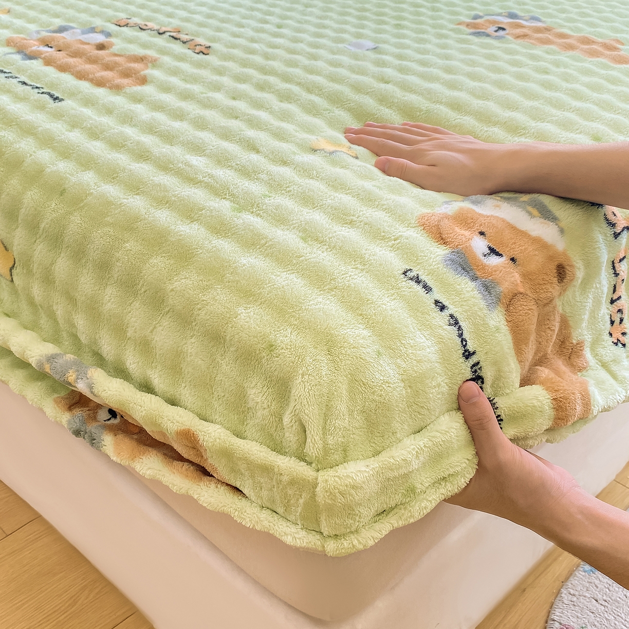 91家纺网 家纺一手货源 找家纺 眠势力 2025新款暖绒泡泡床笠单件冬季保暖床罩牛奶绒床垫保护套 帽子小熊【暖绒泡泡床笠】