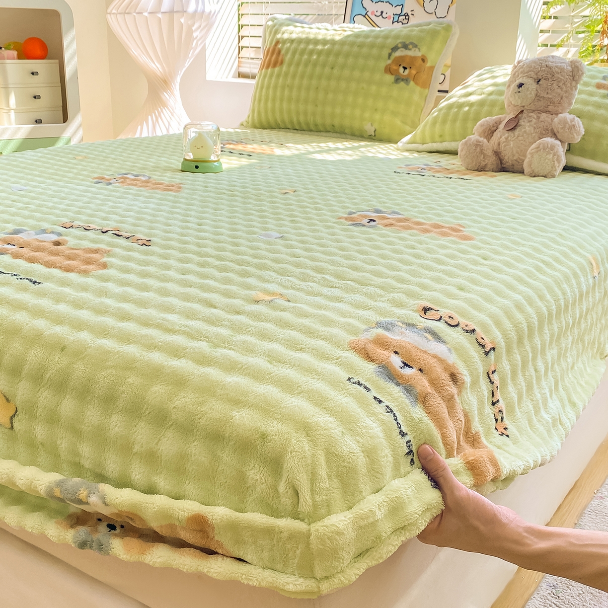 91家纺网 家纺一手货源 找家纺 眠势力 2025新款暖绒泡泡床笠单件冬季保暖床罩牛奶绒床垫保护套 帽子小熊【暖绒泡泡床笠】