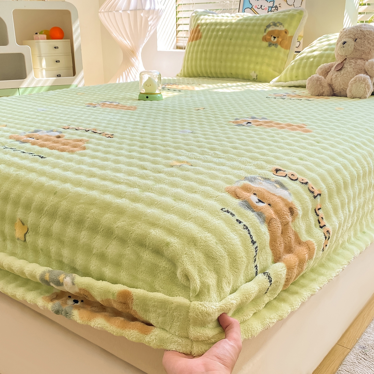 91家纺网 家纺一手货源 找家纺 眠势力 2025新款暖绒泡泡床笠单件冬季保暖床罩牛奶绒床垫保护套 帽子小熊【暖绒泡泡床笠】