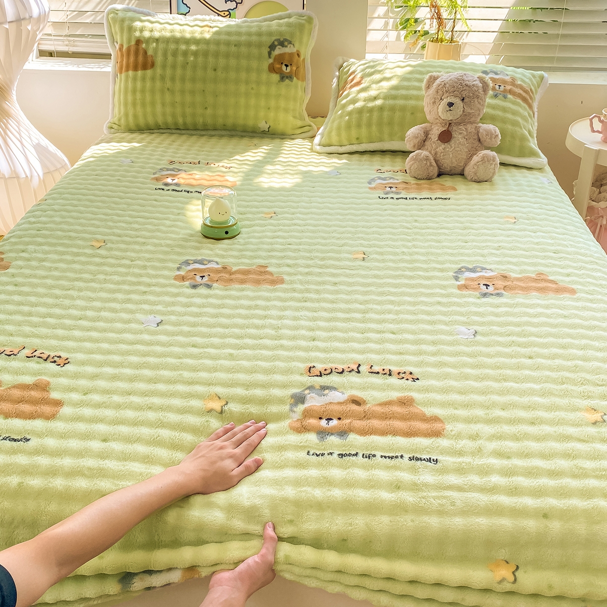 91家纺网 家纺一手货源 找家纺 眠势力 2025新款暖绒泡泡床笠单件冬季保暖床罩牛奶绒床垫保护套 帽子小熊【暖绒泡泡床笠】