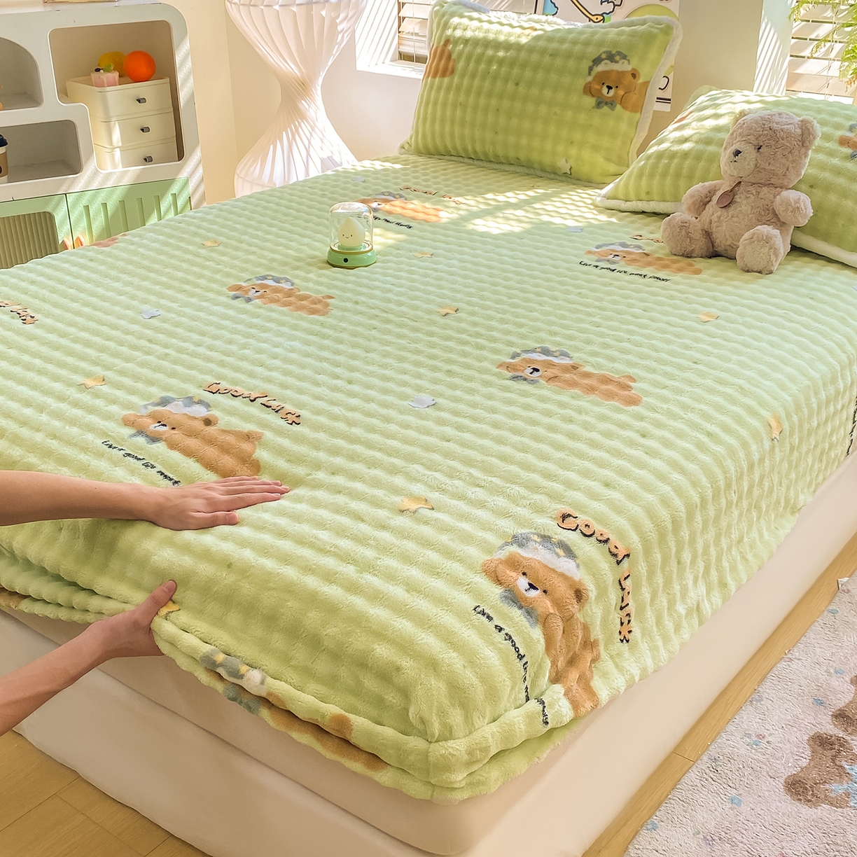 91家纺网 家纺一手货源 找家纺 眠势力 2025新款暖绒泡泡床笠单件冬季保暖床罩牛奶绒床垫保护套 帽子小熊【暖绒泡泡床笠】