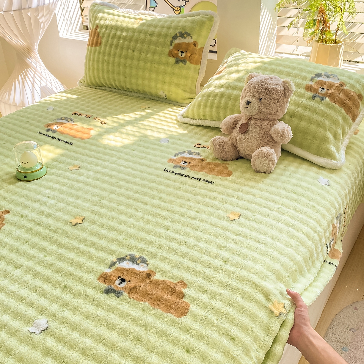 91家纺网 家纺一手货源 找家纺 眠势力 2025新款暖绒泡泡床笠单件冬季保暖床罩牛奶绒床垫保护套 帽子小熊【暖绒泡泡床笠】