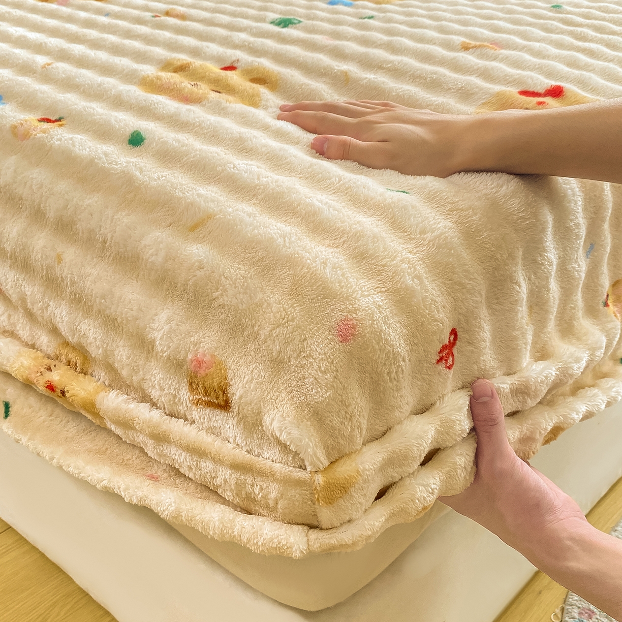 91家纺网 家纺一手货源 找家纺 眠势力 2025新款暖绒泡泡床笠单件冬季保暖床罩牛奶绒床垫保护套 奶油小熊【暖绒泡泡床笠】
