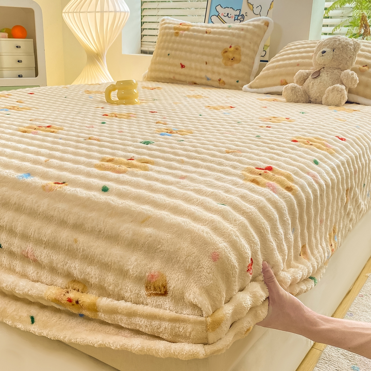 91家纺网 家纺一手货源 找家纺 眠势力 2025新款暖绒泡泡床笠单件冬季保暖床罩牛奶绒床垫保护套 奶油小熊【暖绒泡泡床笠】
