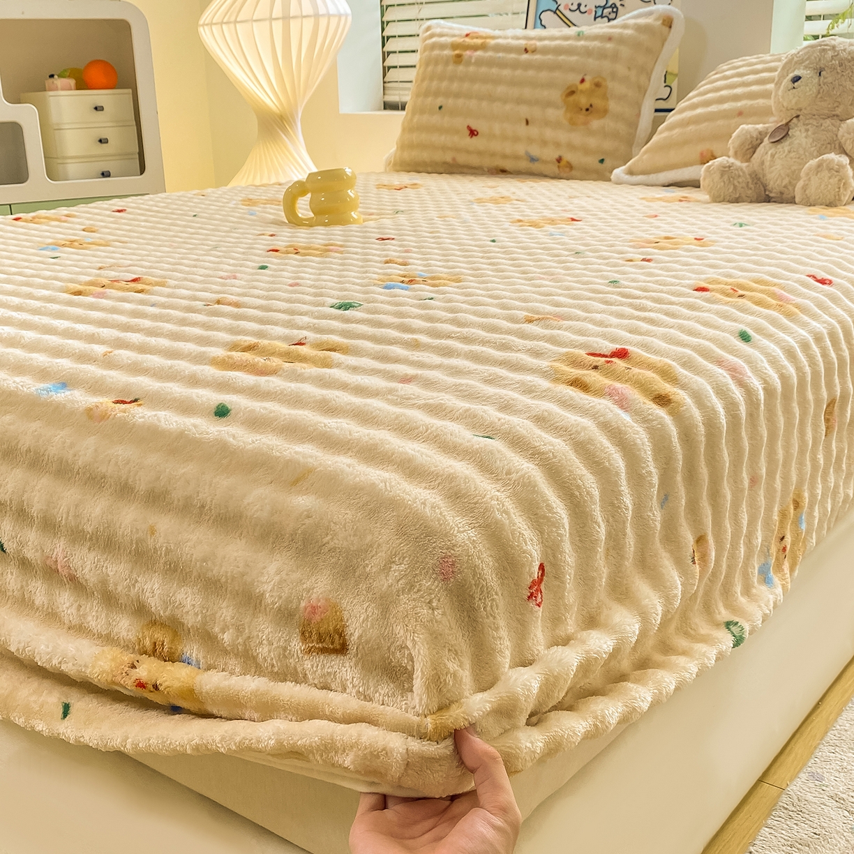 91家纺网 家纺一手货源 找家纺 眠势力 2025新款暖绒泡泡床笠单件冬季保暖床罩牛奶绒床垫保护套 奶油小熊【暖绒泡泡床笠】