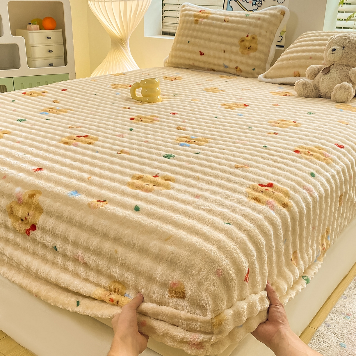 91家纺网 家纺一手货源 找家纺 眠势力 2025新款暖绒泡泡床笠单件冬季保暖床罩牛奶绒床垫保护套 奶油小熊【暖绒泡泡床笠】