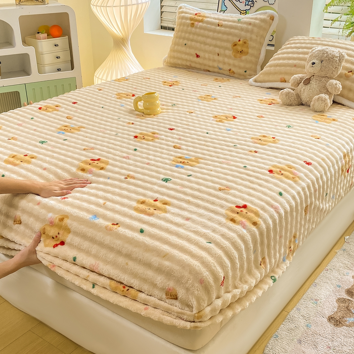 91家纺网 家纺一手货源 找家纺 眠势力 2025新款暖绒泡泡床笠单件冬季保暖床罩牛奶绒床垫保护套 奶油小熊【暖绒泡泡床笠】