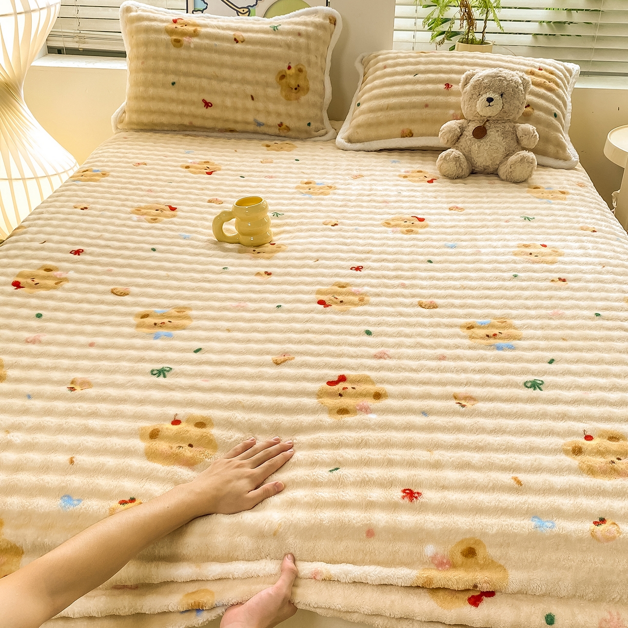 91家纺网 家纺一手货源 找家纺 眠势力 2025新款暖绒泡泡床笠单件冬季保暖床罩牛奶绒床垫保护套 奶油小熊【暖绒泡泡床笠】