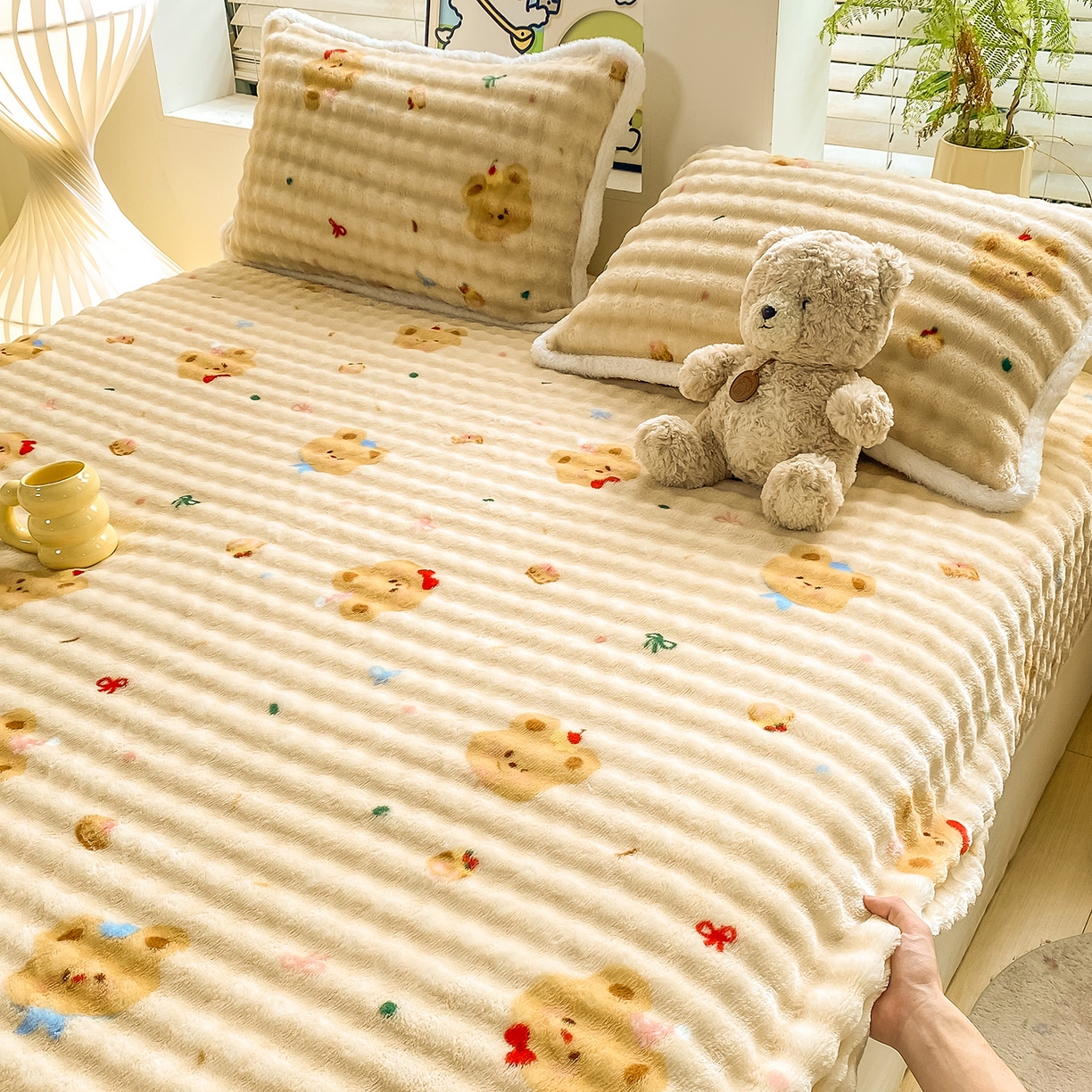 91家纺网 家纺一手货源 找家纺 眠势力 2025新款暖绒泡泡床笠单件冬季保暖床罩牛奶绒床垫保护套 奶油小熊【暖绒泡泡床笠】