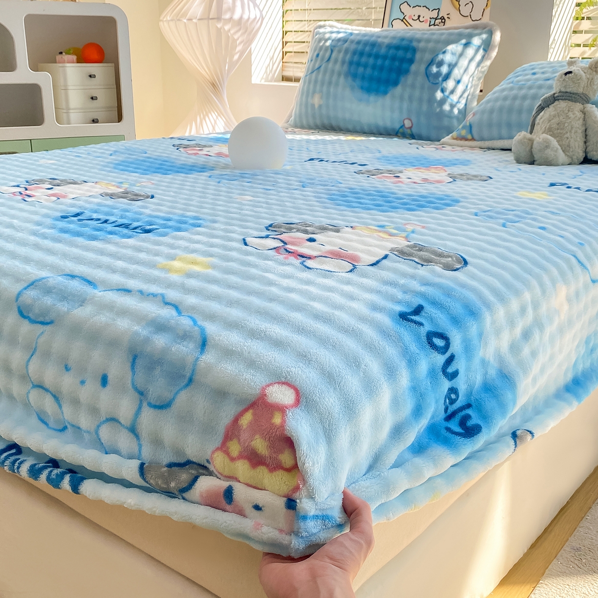 91家纺网 家纺一手货源 找家纺 眠势力 2025新款暖绒泡泡床笠单件冬季保暖床罩牛奶绒床垫保护套 趴趴狗【暖绒泡泡床笠】