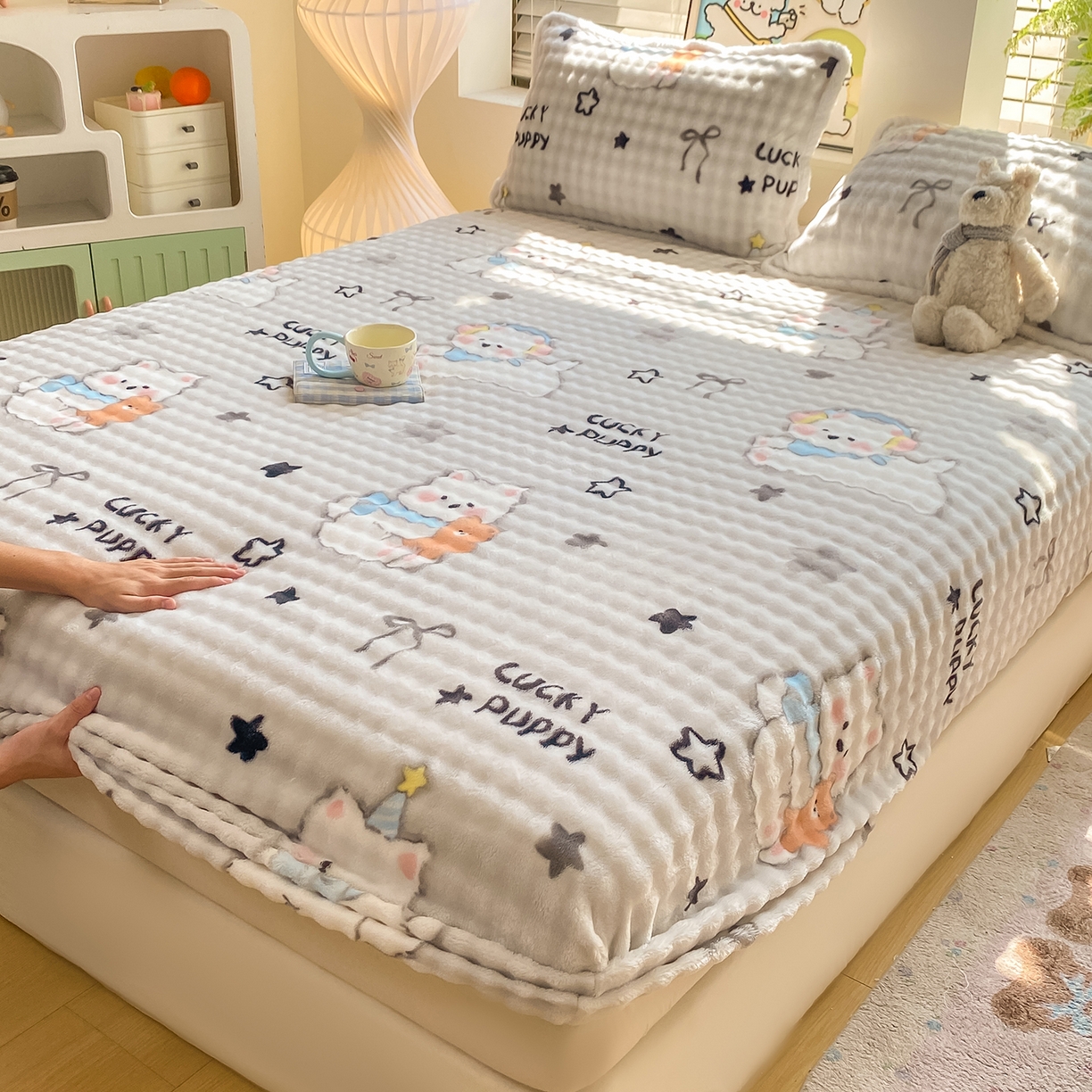 91家纺网 家纺一手货源 找家纺 眠势力 2025新款暖绒泡泡床笠单件冬季保暖床罩牛奶绒床垫保护套 星星猫咪【暖绒泡泡床笠】