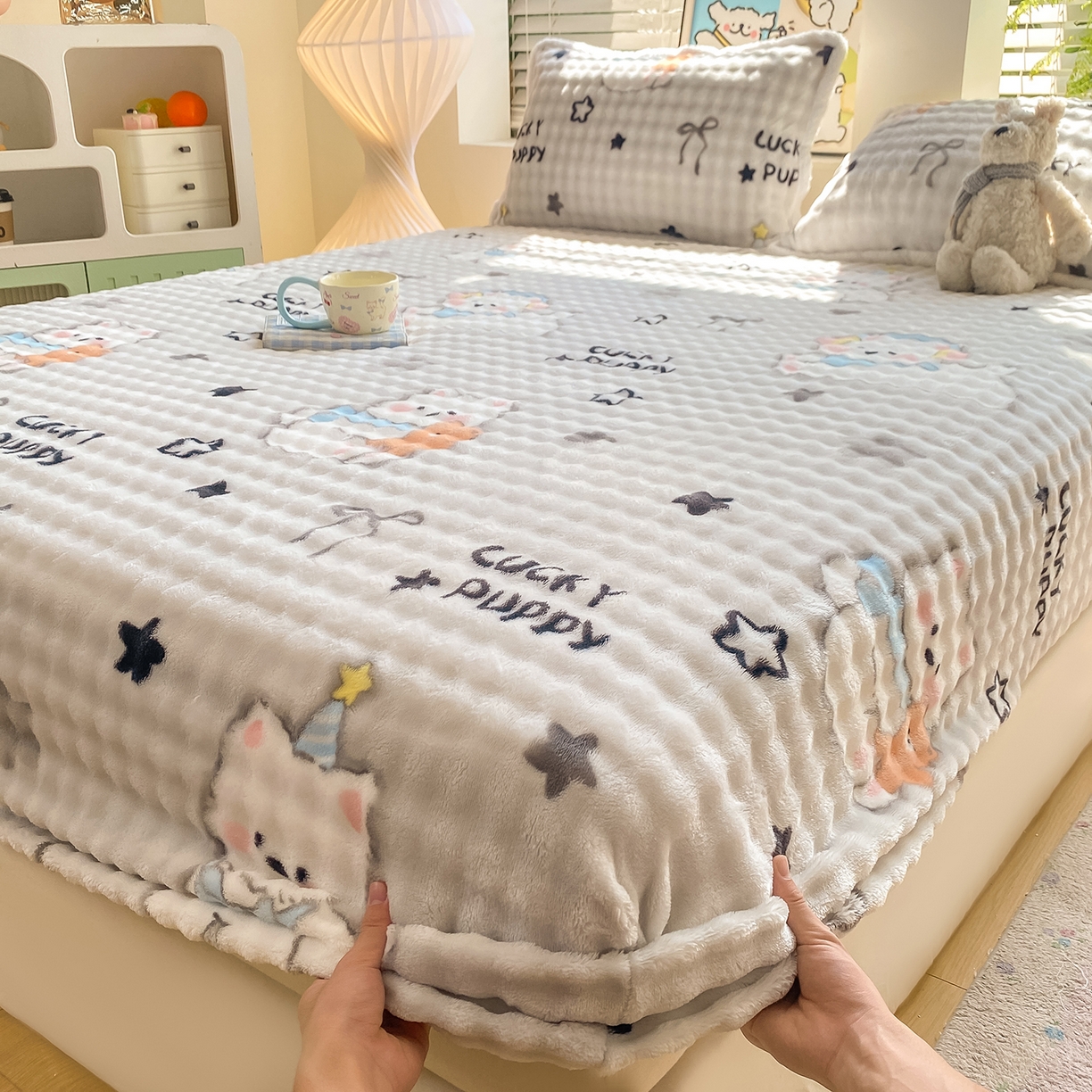 91家纺网 家纺一手货源 找家纺 眠势力 2025新款暖绒泡泡床笠单件冬季保暖床罩牛奶绒床垫保护套 星星猫咪【暖绒泡泡床笠】