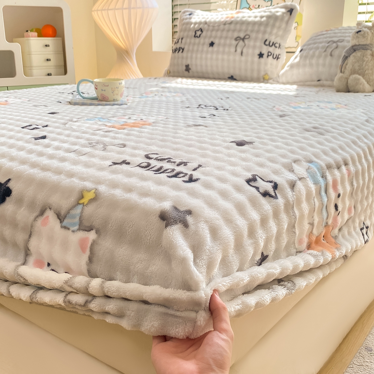 91家纺网 家纺一手货源 找家纺 眠势力 2025新款暖绒泡泡床笠单件冬季保暖床罩牛奶绒床垫保护套 星星猫咪【暖绒泡泡床笠】