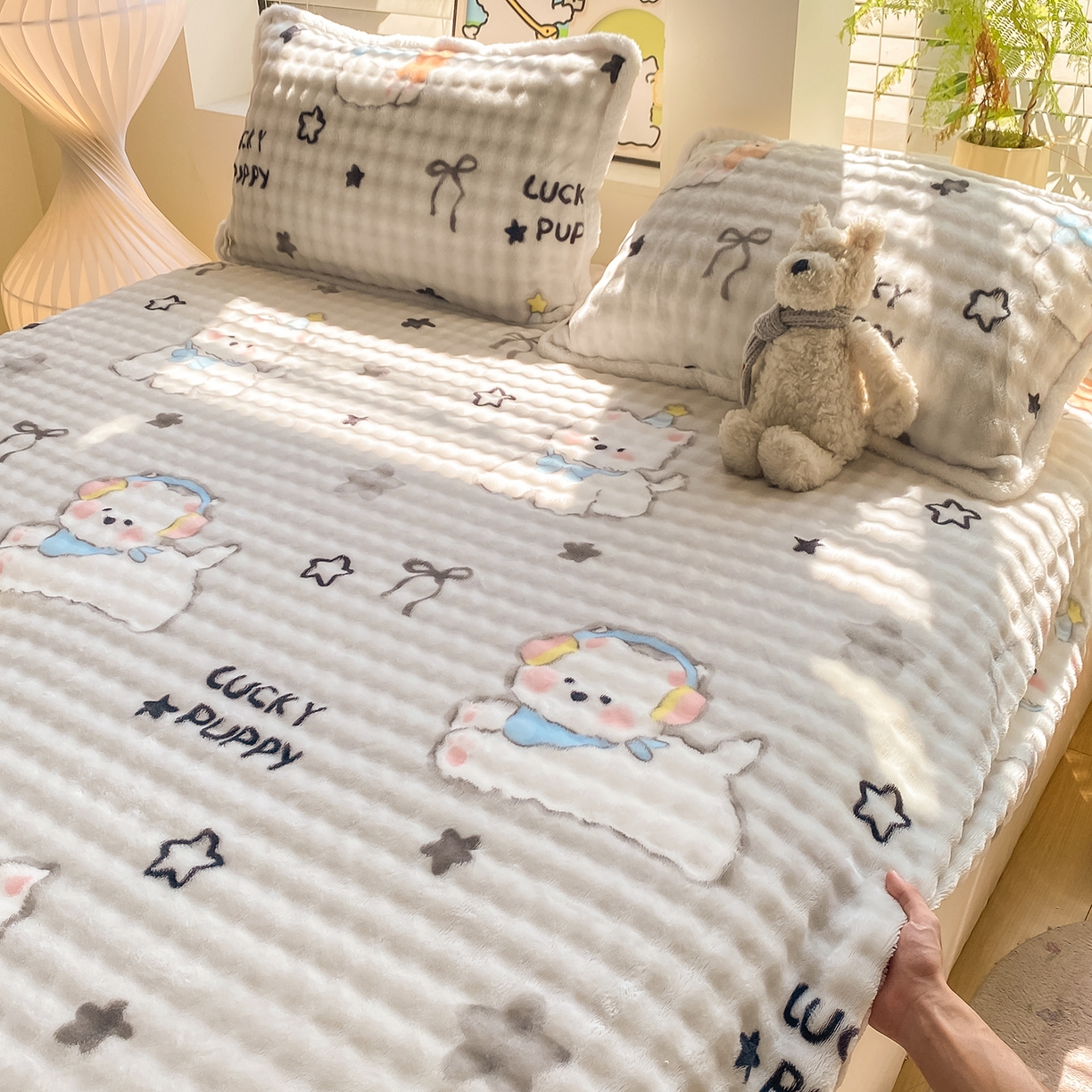 91家纺网 家纺一手货源 找家纺 眠势力 2025新款暖绒泡泡床笠单件冬季保暖床罩牛奶绒床垫保护套 星星猫咪【暖绒泡泡床笠】