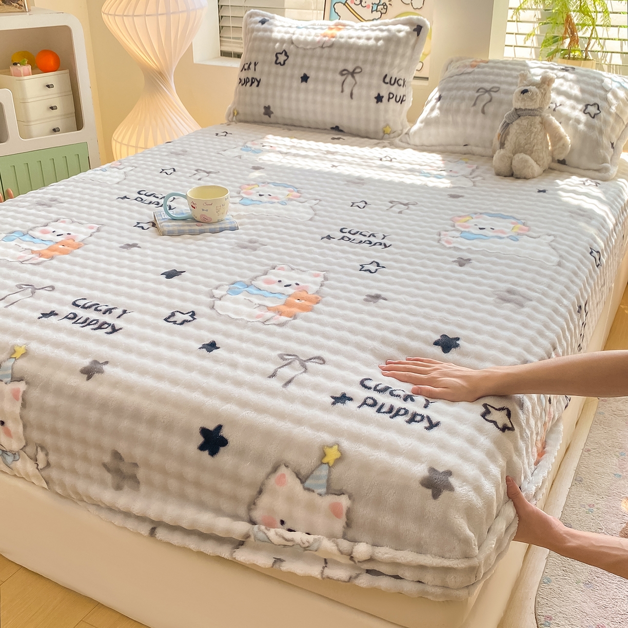 91家纺网 家纺一手货源 找家纺 眠势力 2025新款暖绒泡泡床笠单件冬季保暖床罩牛奶绒床垫保护套 星星猫咪【暖绒泡泡床笠】