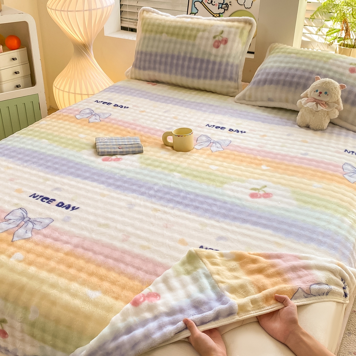 91家纺网 家纺一手货源 找家纺 眠势力 2025新款暖绒泡泡床笠单件冬季保暖床罩牛奶绒床垫保护套 樱桃彩虹【暖绒泡泡床笠】